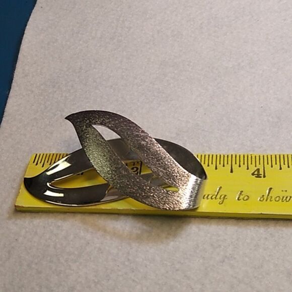 Elegant Silver Abstract Brooch - Picture 4 of 5